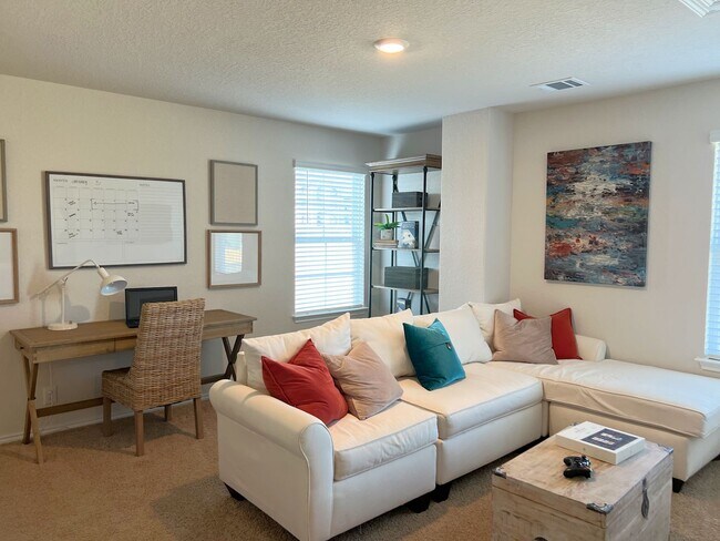 Building Photo - Like-New Home in Applewood Neighborhood. Realtor Commission: $600