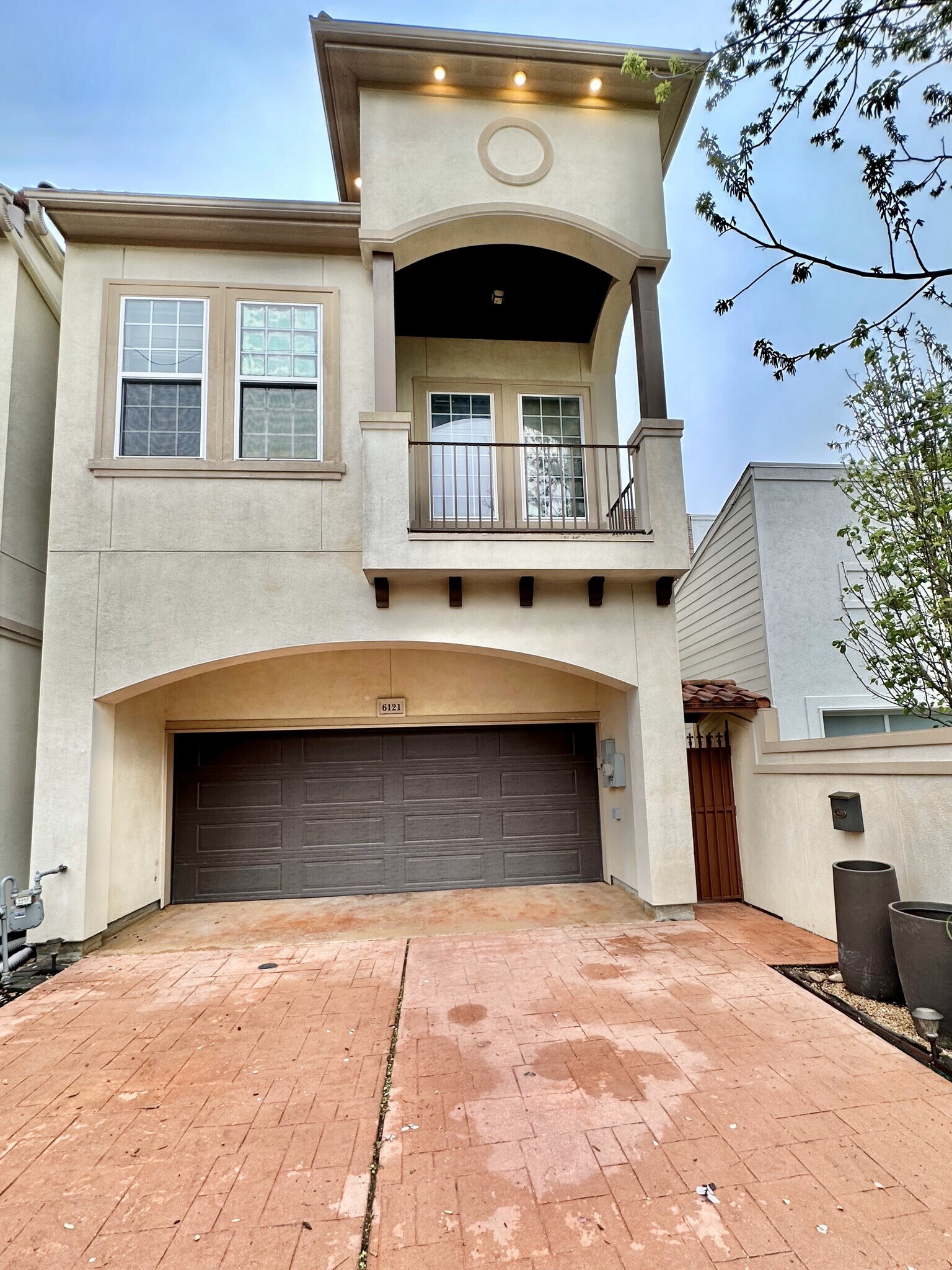 Freestanding home with private driveway fits four cars - 6121 Hamman St