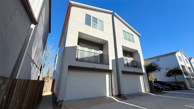 Building Photo - 605 Bayou St