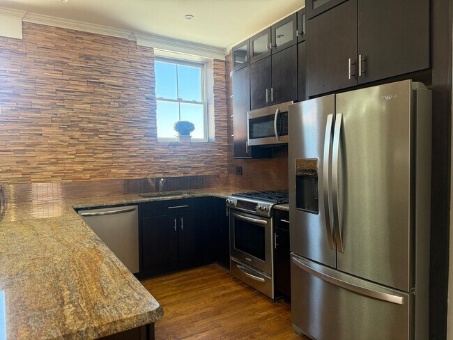 Building Photo - Completely Renovated Downtown Memphis Loft with Rooftop Skyline Views.