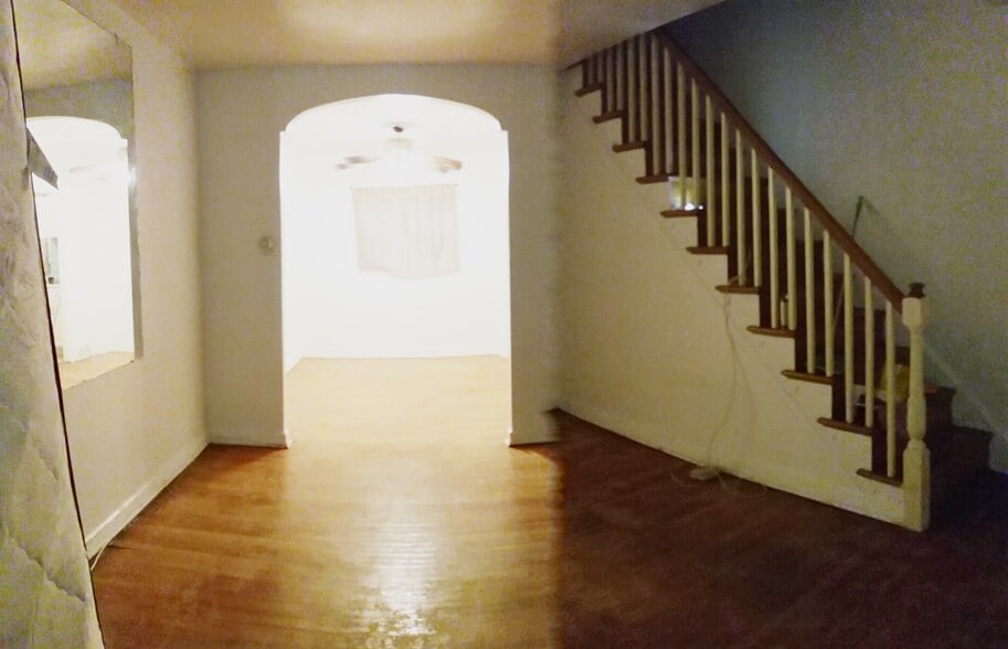 Building Photo - 5823 Oakland St