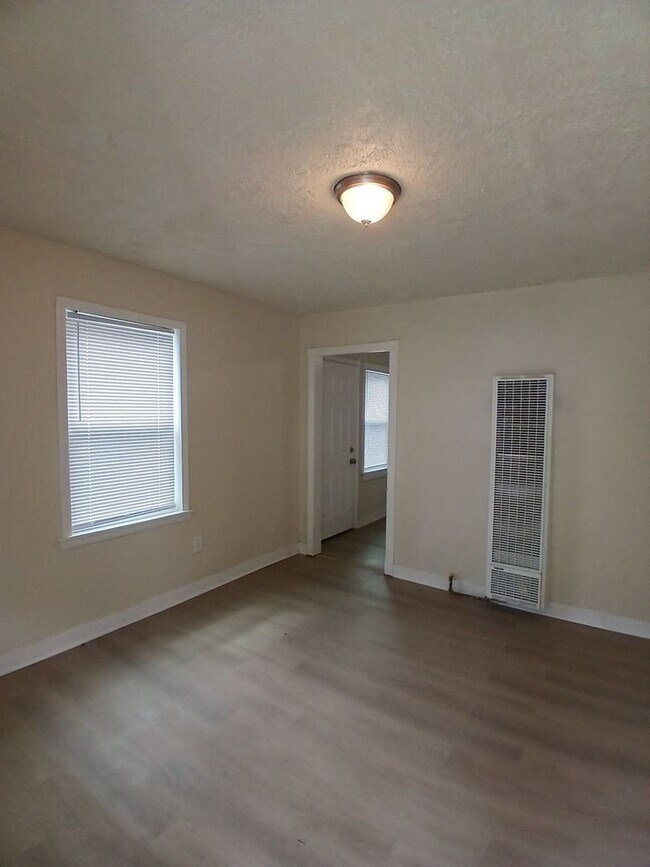 Building Photo - Delightful 2 bedroom 1 bath duplex - Open To Section 8 - $99 Move In Specail