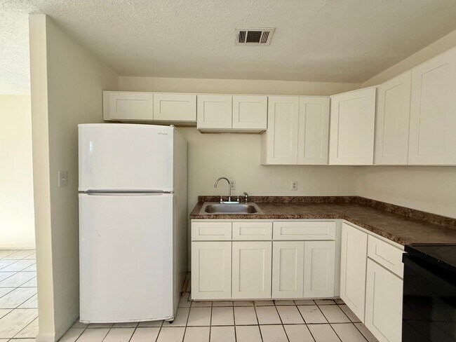 Building Photo - New Listing!