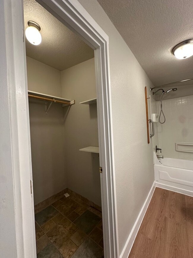 Building Photo - Adorable home in La Pine area, 1.5 acres fully fenced!!