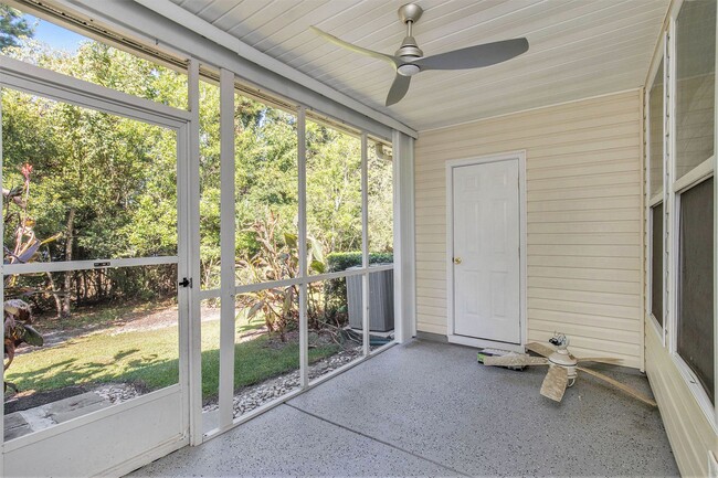 Building Photo - Beautifully Updated 3BR/3BA Coastal Townhome in Prime Location!