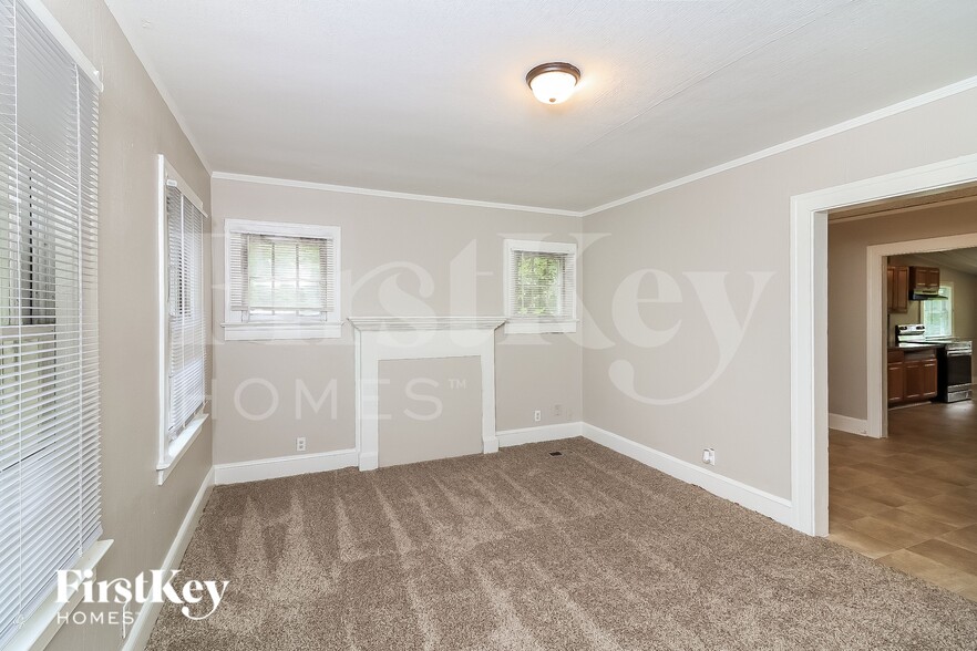 Building Photo - 2641 Sylvan Rd