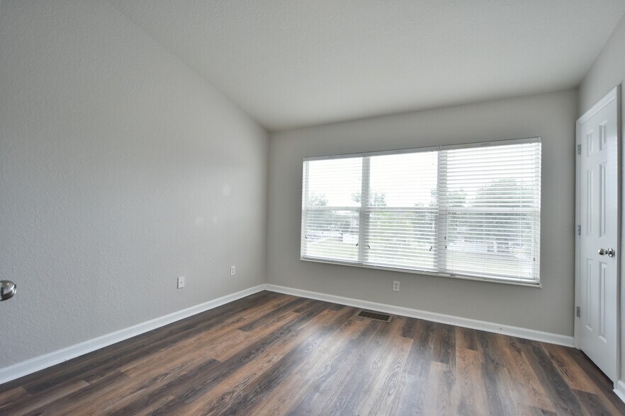 Building Photo - 4490 SW 49th Ave