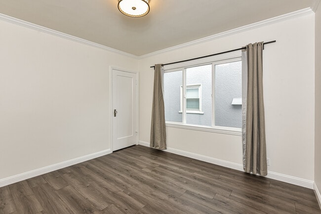 Building Photo - 833 Linden Ave