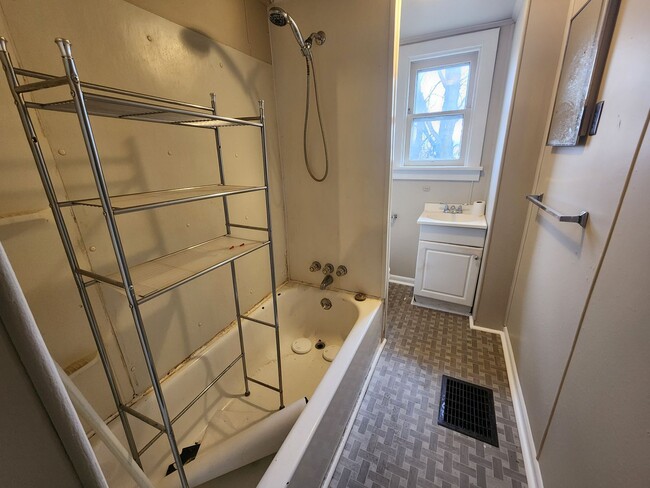 Building Photo - 372-374 Tolbert Ave