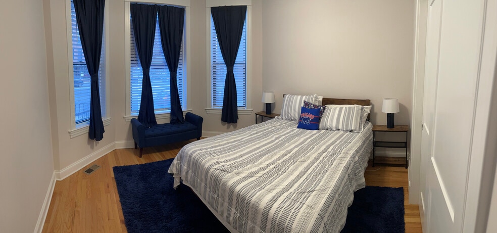 Building Photo - 3748 N Racine Ave