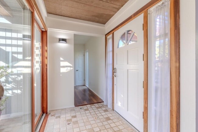 Building Photo - 1448 Sunshine Valley Rd