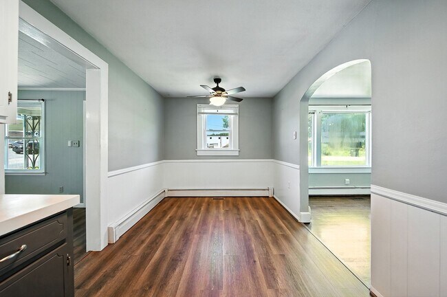 Building Photo - Charming 1950s 3 bed /2 bath Bungalow on S...