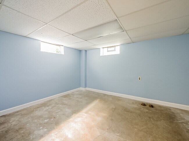 Building Photo - Charming 3-Bedroom Ranch in the Heart of Garden City