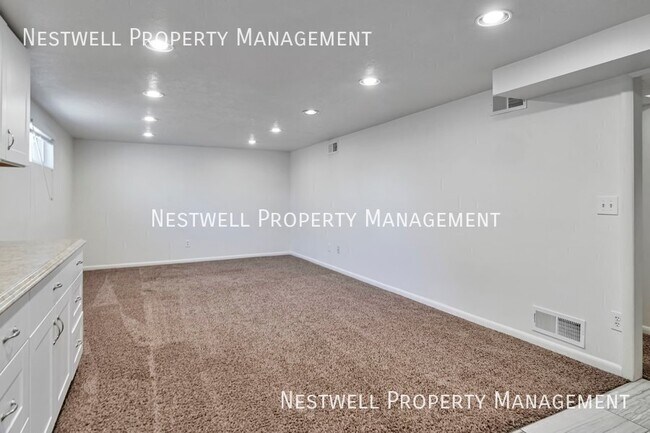 Building Photo - 1335 E Maplewood Cir