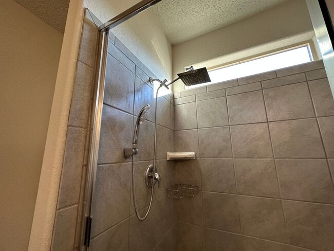 Building Photo - Beautiful Spacious Home!! Don't miss this ...