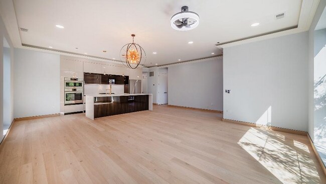 Building Photo - 2024 W Irving Park Rd