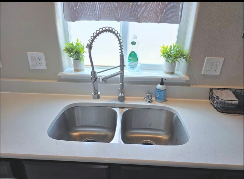 Building Photo - 6784 Skuna Dr