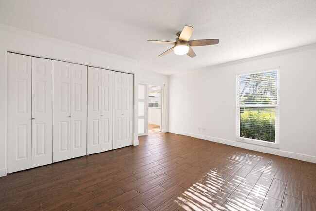 Building Photo - Lakewood - just 10minutes to Downtown Naples!