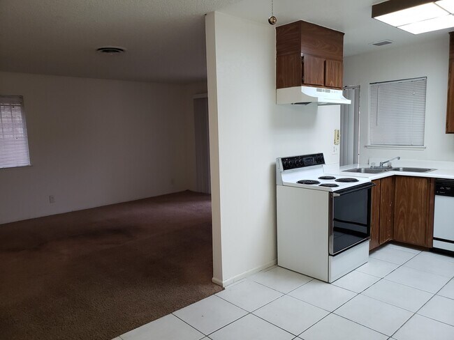 Building Photo - 3 Bed 2 Bath Townhome Close To The Strip!