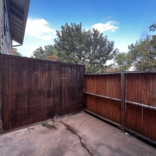 Building Photo - 7204 Creekside Dr