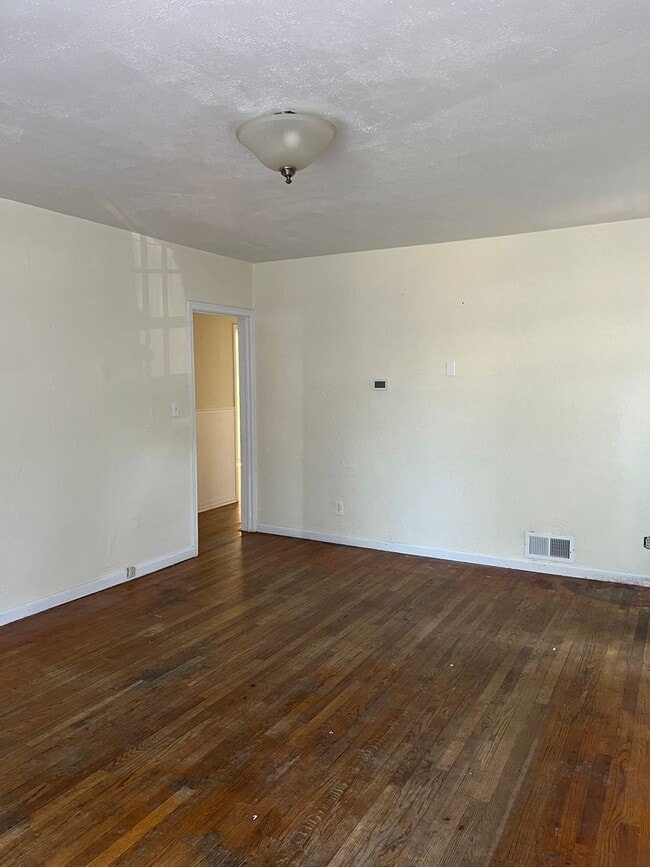 Building Photo - Charming 5 Bed, 2 bath home in the heart o...