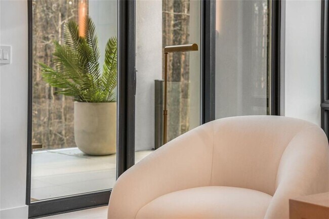 Building Photo - 1736 Cox Rd