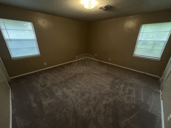 Building Photo - 1302 Becker Dr