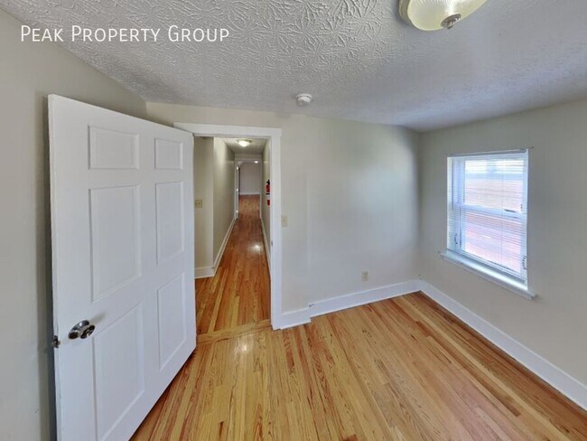 Building Photo - 1371 Summit St