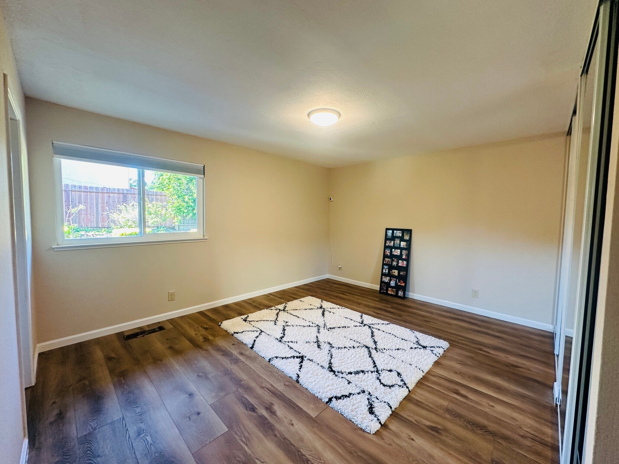 Building Photo - 1465 Madrone Way