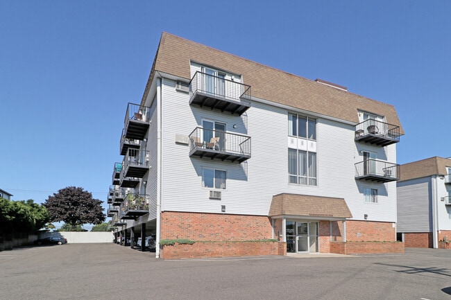 Building Photo - 155 Short Beach Rd