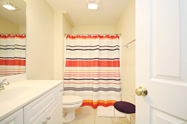 Building Photo - Light-filled Glenwood Station Townhome
