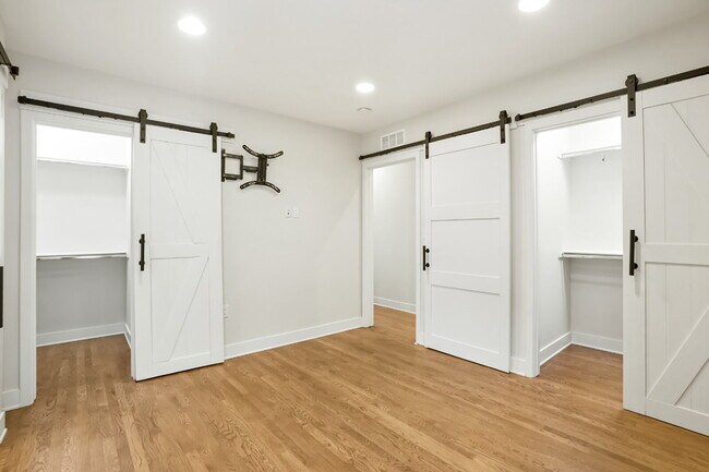 Building Photo - 1 Month Free - 2 Bed Room / 2.5 Bath - Roo...