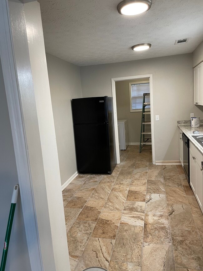 Building Photo - 498 E University Dr