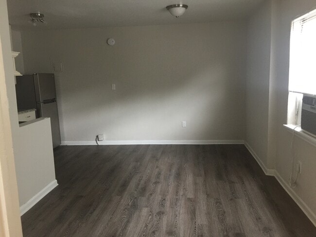 Building Photo - 1 bd/ba Newly Renovated Downtown Apartment...