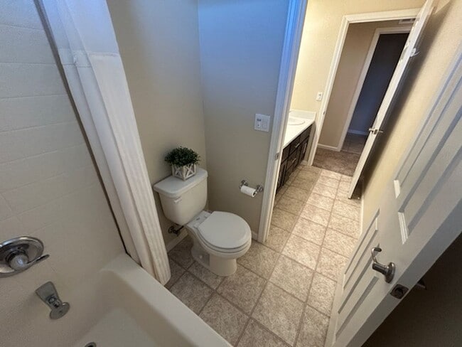 Building Photo - 4 bedroom 3 bathroom in Hanford!