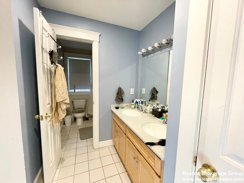 Building Photo - 23 Iroquois St