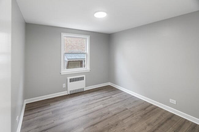 Building Photo - 2823 W Balmoral Ave