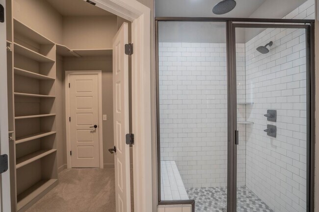 Building Photo - Prime Location! New build, 4 bed/ 2 bath!