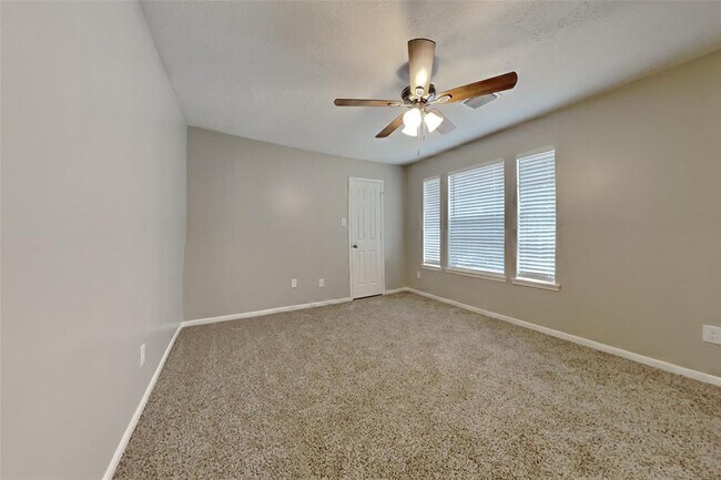 Building Photo - 20415 Drakewood Dr