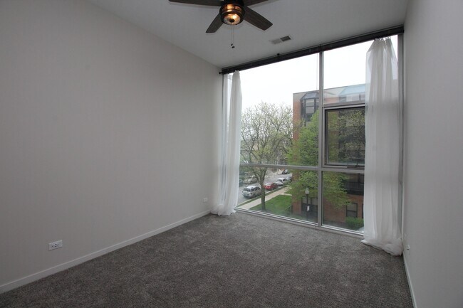 Building Photo - 1540 W Fullerton Ave