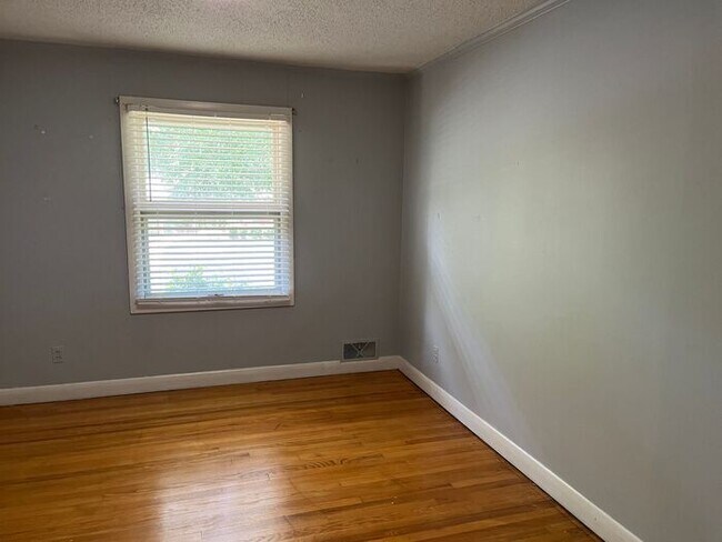 Building Photo - Fantastic