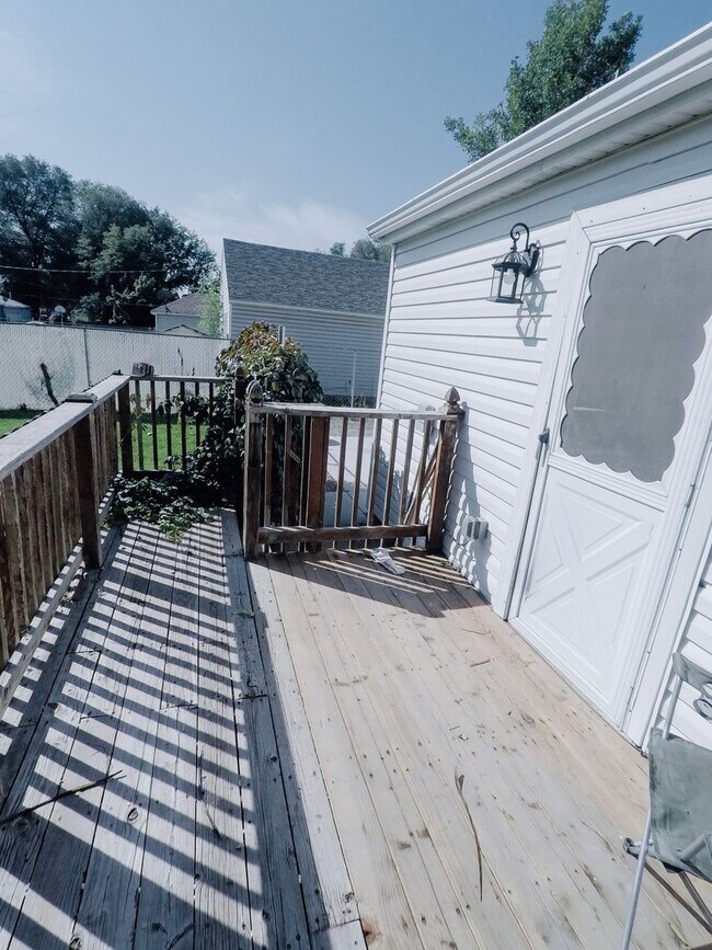 Building Photo - Updated Cozy Cottage