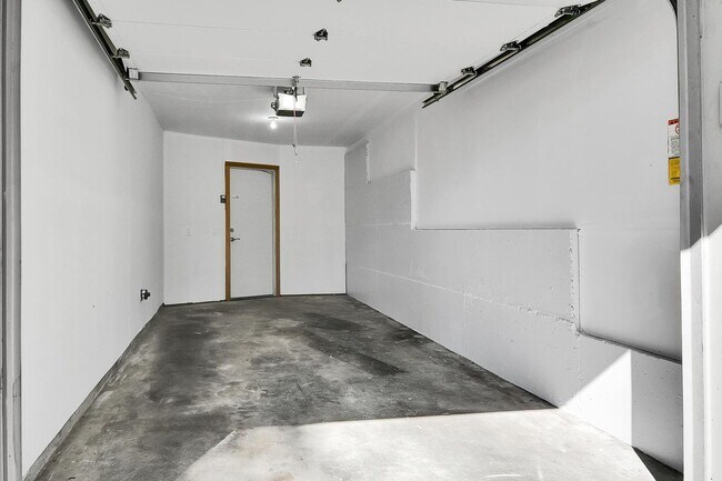 Building Photo - Beautiful 2 bed, 1.5 bath Townhome located in Edmonds $2395/mo.