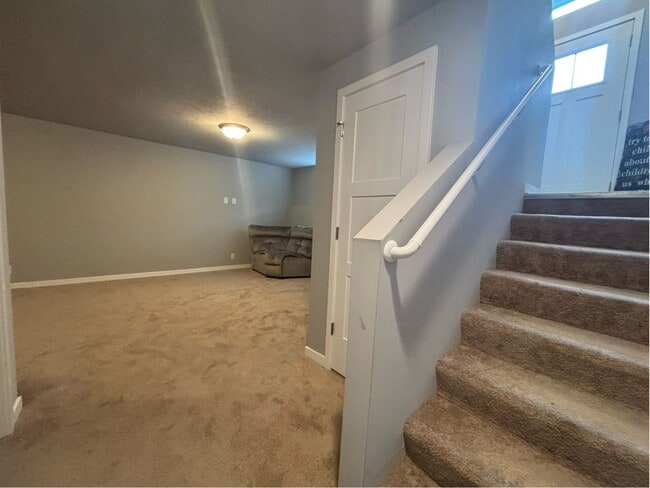 Building Photo - Beautiful Split-Level in BENNINGTON