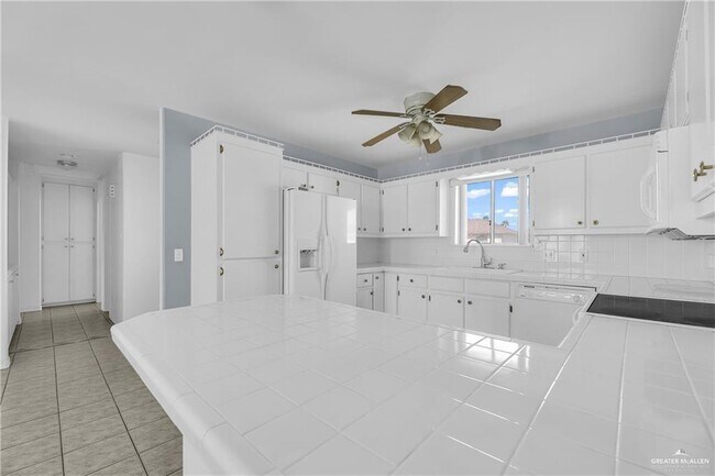 Building Photo - 20 Meadow Way Dr