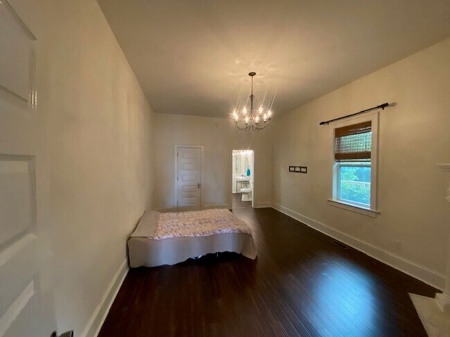 Building Photo - Georgous 5 bedroom 2.5 bath home in Downto...