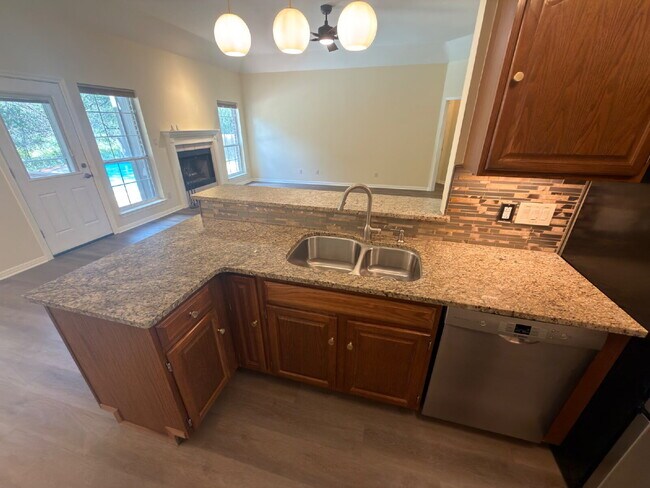 Building Photo - 3 bed 2 bath 2 car garage & pool.