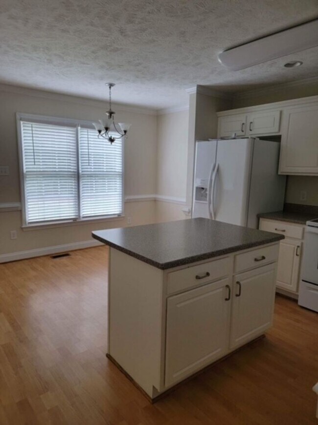 Building Photo - 4-Bedroom Townhome in Amberdale