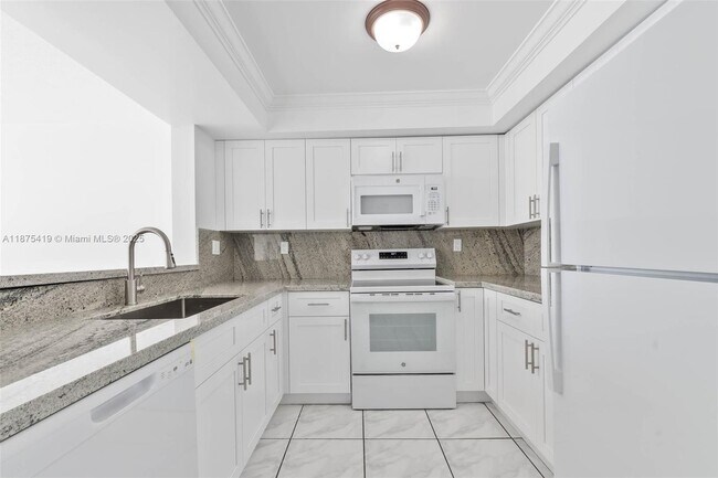 Building Photo - 9682 Fontainebleau Blvd