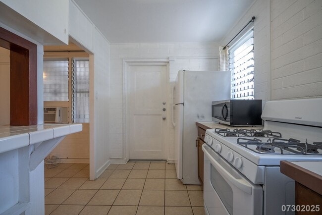 Building Photo - Conveniently Located Moi'ili'ili Apt. near...